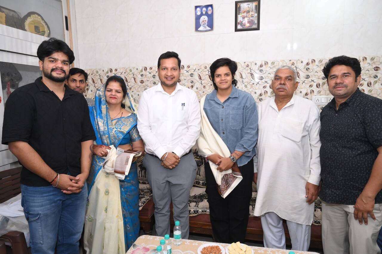 11...रोहतक के घनीपुरा में महिला क्रिकेट विश्व कप विजेता खिलाड़ी क्रिकेटर शैफाली वर्मा के स्वागत