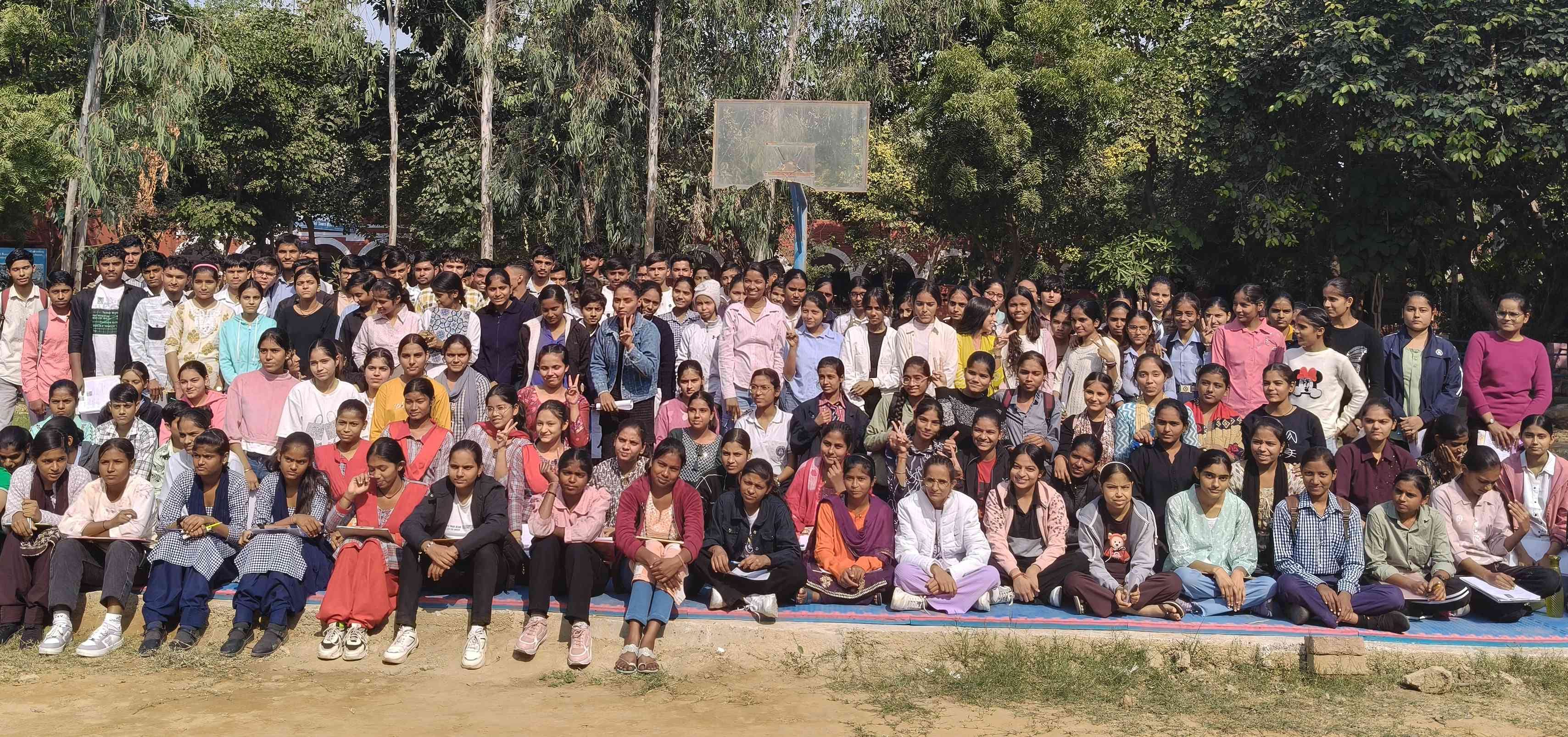 29...रोहतक के भिवानी रोड स्थित राजकीय मॉडल संस्कृति विद्यालय में परीक्षा देकर खुश मिजाज चेहरे 