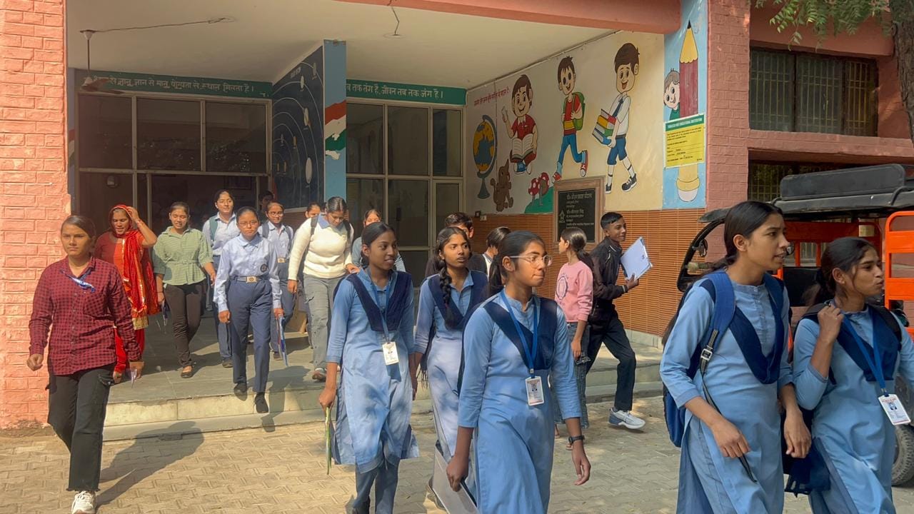 29...रोहतक के भिवानी रोड स्थित राजकीय मॉडल संस्कृति विद्यालय में परीक्षा देकर खुश मिजाज चेहरे 