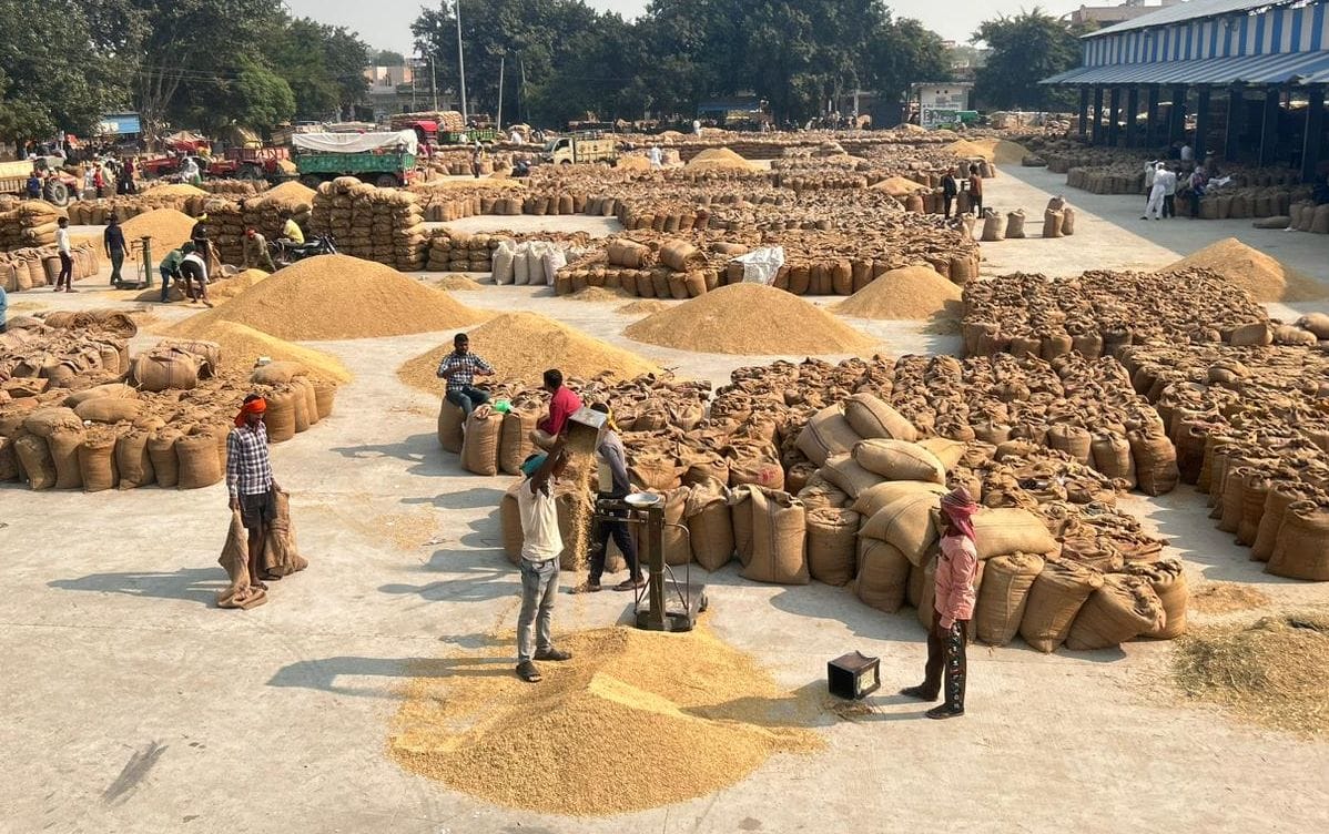 44...मंडी में अपनी समस्या बताते किसान। संवाद