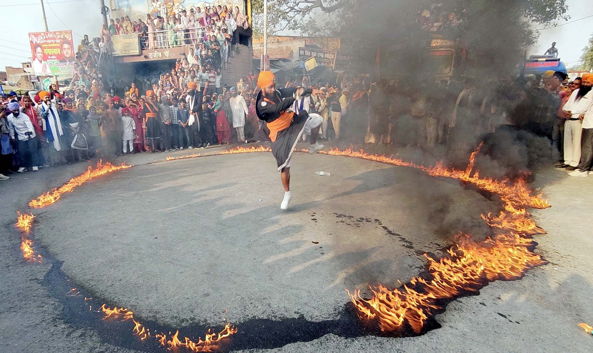 बंडा से निकाली कई कीर्तन यात्रा में पुवायां में शामिल पंज प्यारे। संवाद बंडा से निकाली कई कीर्तन यात्रा में पुवायां में शामिल पंज प्यारे। संवाद
