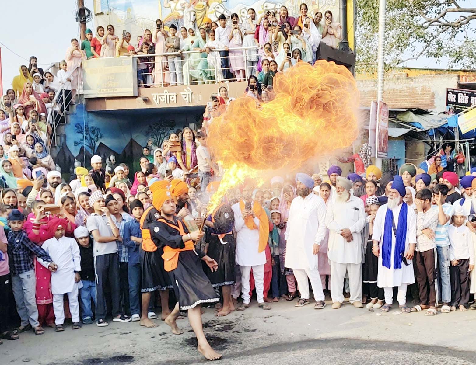 बंडा से निकाली कई कीर्तन यात्रा में पुवायां में शामिल पंज प्यारे। संवाद बंडा से निकाली कई कीर्तन यात्रा में पुवायां में शामिल पंज प्यारे। संवाद