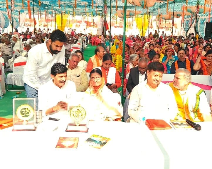 बाल गुरुकुल एवं आयुर्वेदिक चिकित्सालय के शिलान्यास समारोह में दीप प्रज्ज्वलित करते मुख्य अतिथि बाल गुरुकुल एवं आयुर्वेदिक चिकित्सालय के शिलान्यास समारोह में दीप प्रज्ज्वलित करते मुख्य अतिथि