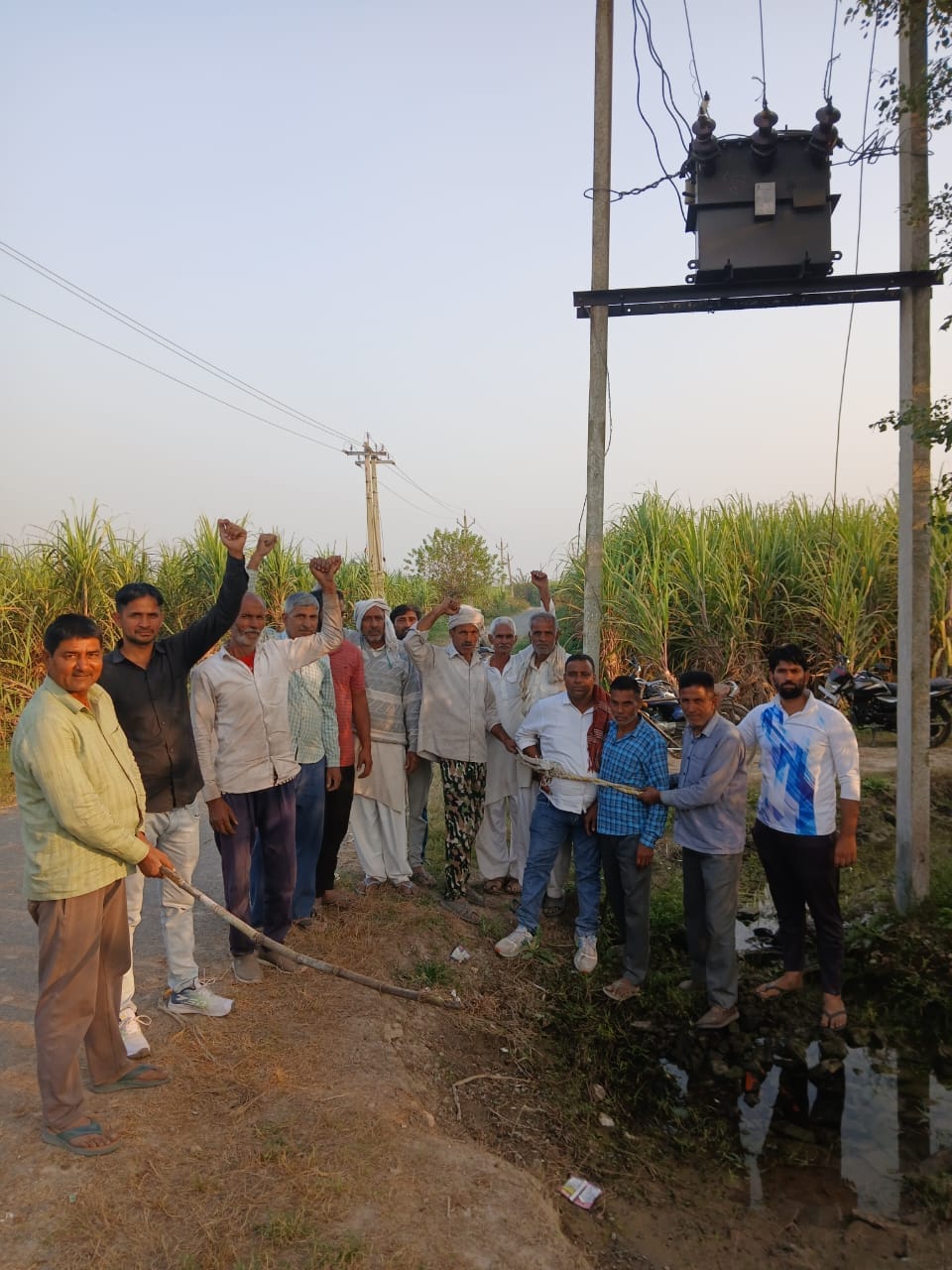 फलावदा में बिजली के तार से गन्ने की फसल में लगी आग दिखात  किसान स्रोत संवाद