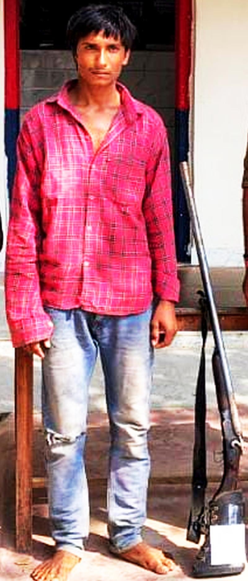 फोटो 1- बंदूक के साथ पकड़ा गया आरोपी
