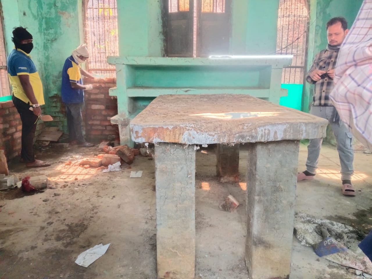 फोटो-11 पोस्टमार्टम हाउस की पुरानी मोर्चरी के पास जलाया जा रहा कूड़ा। संवाद