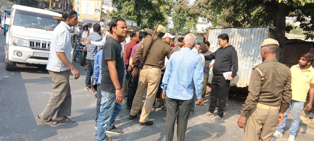 फोटो 40 स्टेशन रोड पर अतिक्रमण के संबंध में अधिकारियों को निर्देश देते डीएम अंजनी कुमार सिंह। स फोटो 40 स्टेशन रोड पर अतिक्रमण के संबंध में अधिकारियों को निर्देश देते डीएम अंजनी कुमार सिंह। स