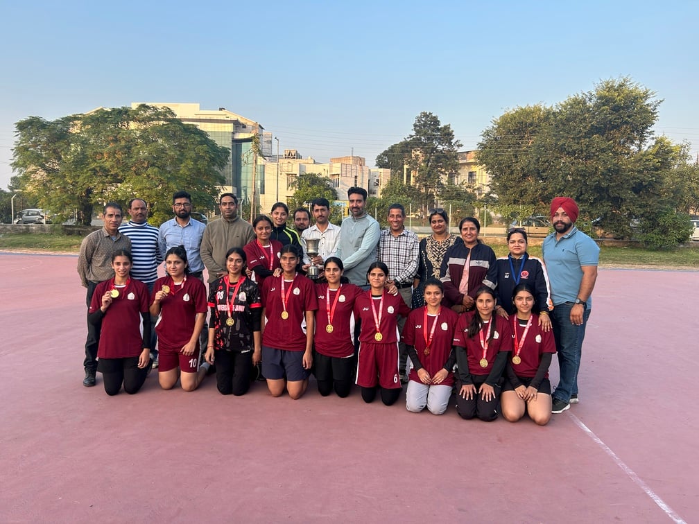 हैंडबॉल प्रतियोगिता का खिताब जीतने के बाद जम्मू विश्वविद्यालय की महिला और पुरुष टीम। स्रोत जेयू हैंडबॉल प्रतियोगिता का खिताब जीतने के बाद जम्मू विश्वविद्यालय की महिला और पुरुष टीम। स्रोत जेयू