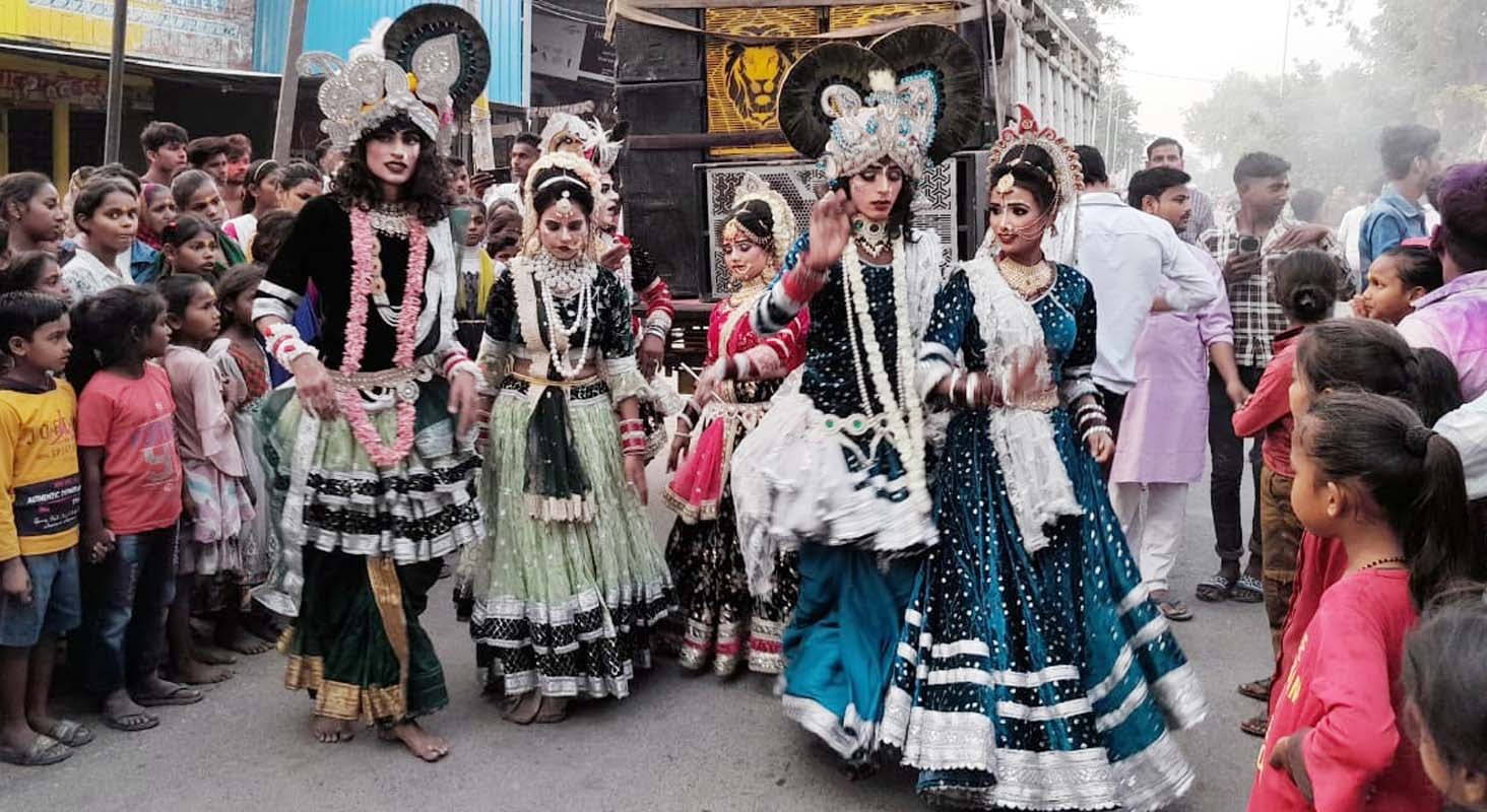 खुटार में निशान यात्रा में करतब दिखाते कलाकार। संवाद