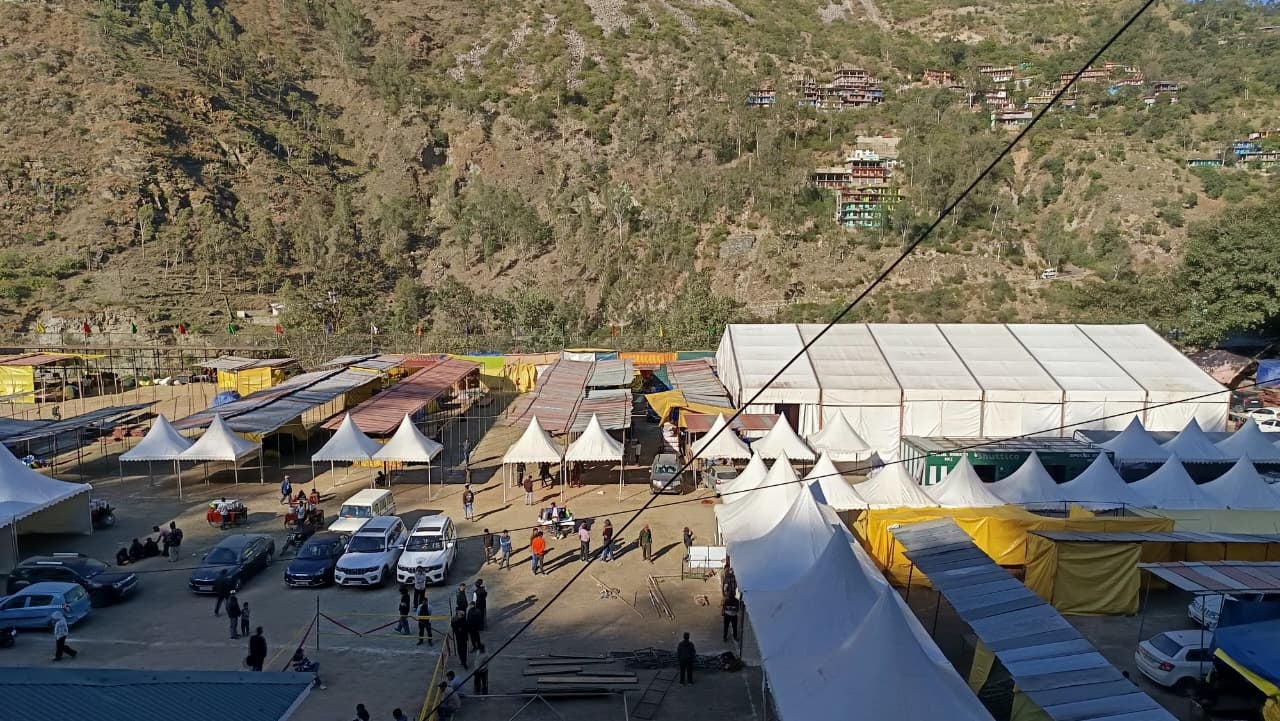 लवी मेले की सांस्कृतिक संध्याओं के लिए सजने लगा पदम छात्र स्कूल रामपुर। संवाद लवी मेले की सांस्कृतिक संध्याओं के लिए सजने लगा पदम छात्र स्कूल रामपुर। संवाद