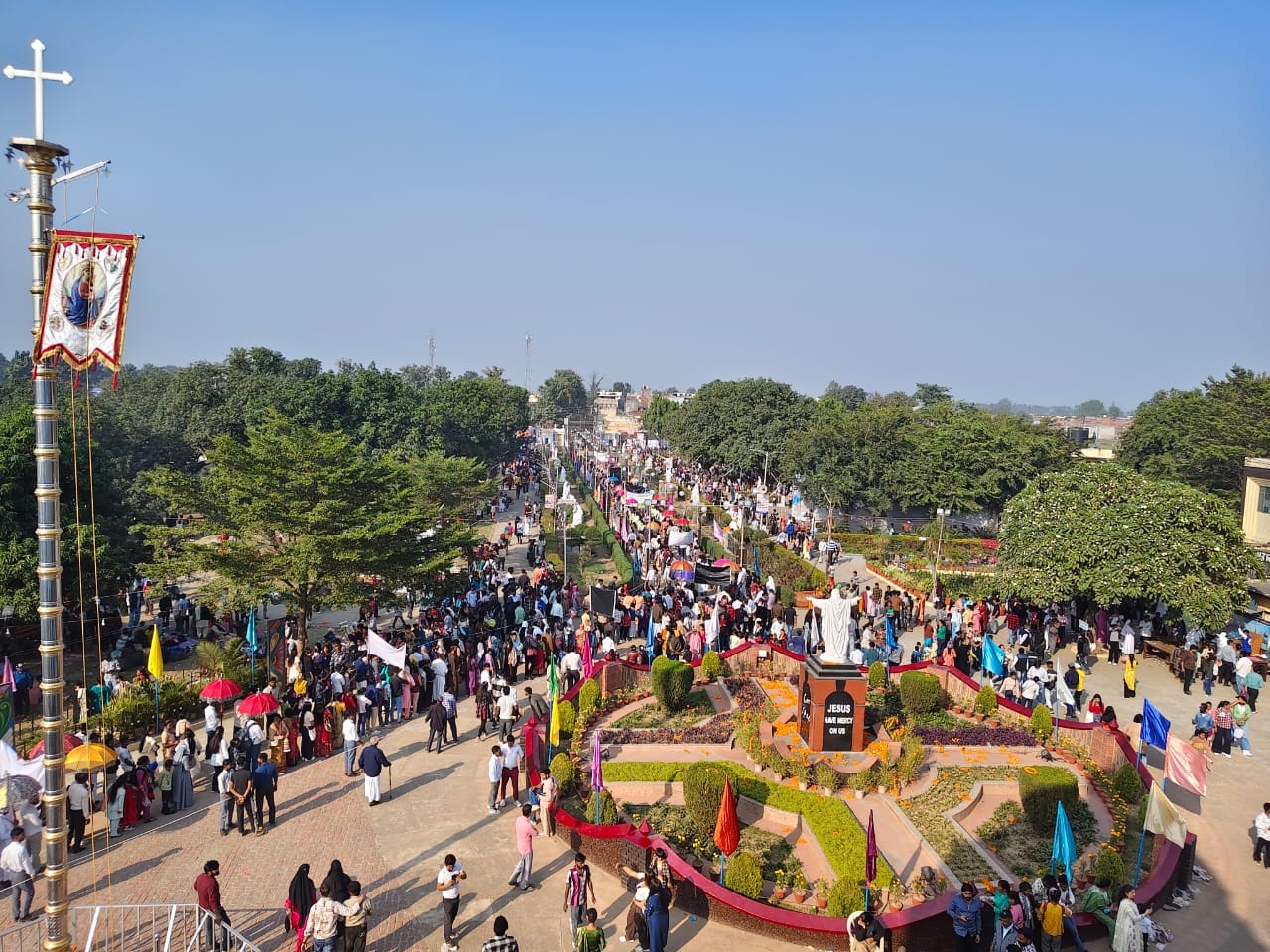 सरधना। ऐतिहासिक चर्च में माता मरियम महोत्सव में संबोधित करते मुख्य अतिथि फादर विल्फ्रेड मोरस।