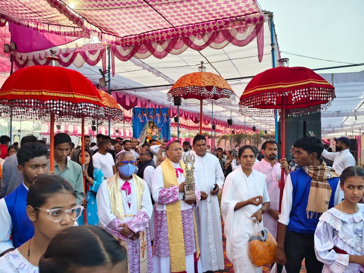 सरधना। ऐतिहासिक चर्च में माता मरियम महोत्सव में संबोधित करते मुख्य अतिथि फादर विल्फ्रेड मोरस।