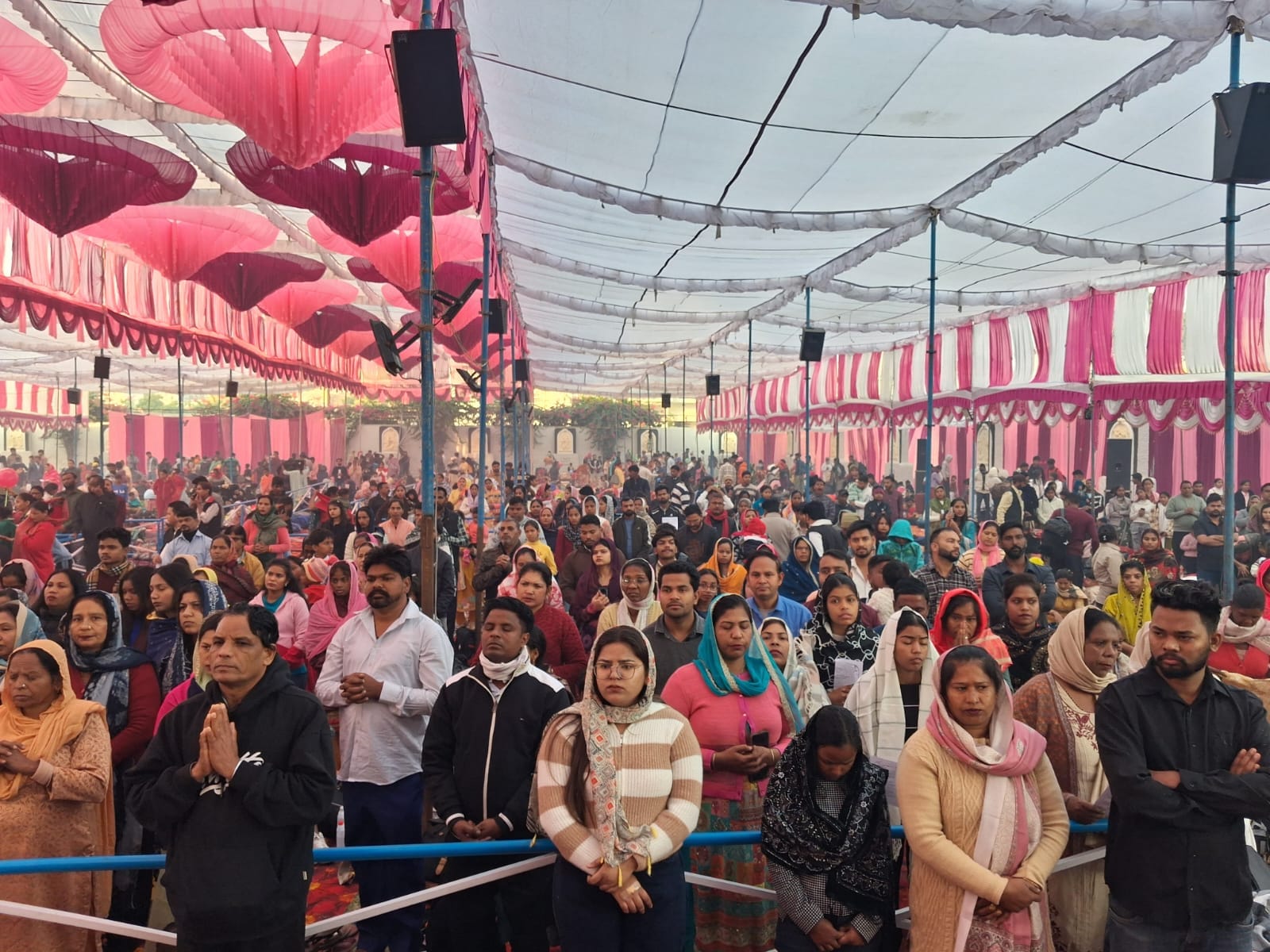 सरधना। ऐतिहासिक चर्च में माता मरियम महोत्सव में संबोधित करते मुख्य अतिथि फादर विल्फ्रेड मोरस।
