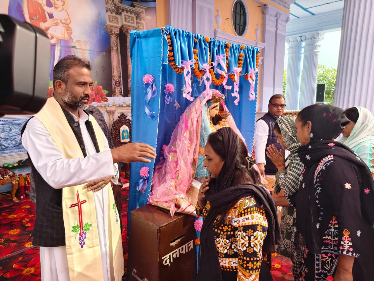 सरधना। ऐतिहासिक चर्च में माता मरियम महोत्सव में संबोधित करते मुख्य अतिथि फादर विल्फ्रेड मोरस।