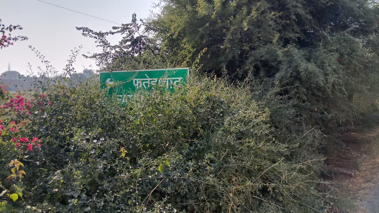 शहर के हांसपुर चौक से हिसार जाने वाले रास्ते पर गड्ढा। संवाद