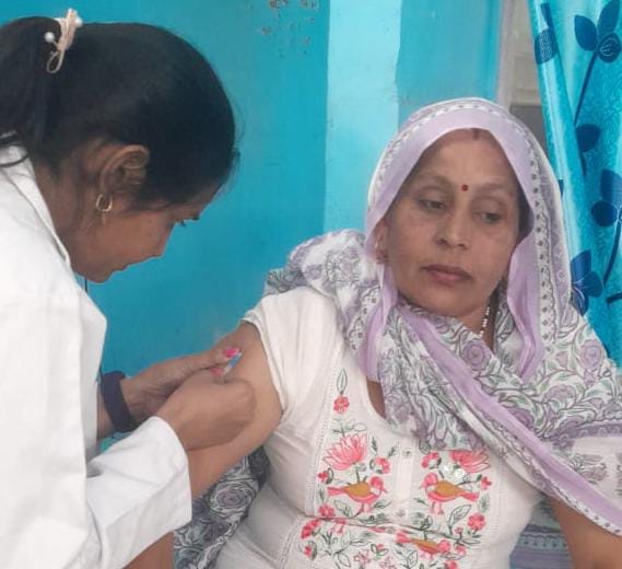 टीका लगवाते रामबाबू दयाल। संवाद
