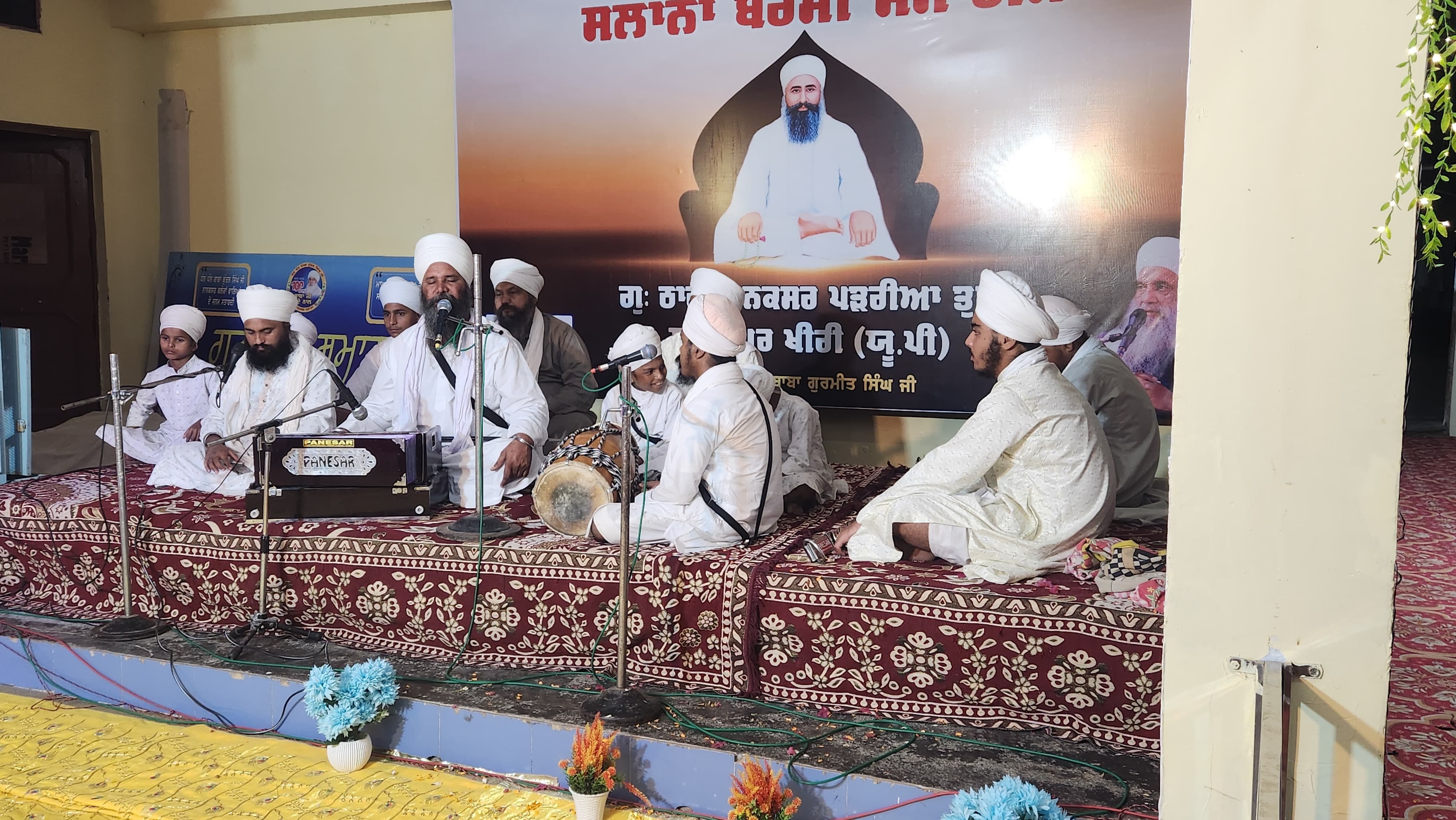 तिकुनिया कस्बे में गुरु नानक देव जी के प्रकाश पर्व पर नगर कीर्तन करते श्रद्धालु। संवाद तिकुनिया कस्बे में गुरु नानक देव जी के प्रकाश पर्व पर नगर कीर्तन करते श्रद्धालु। संवाद