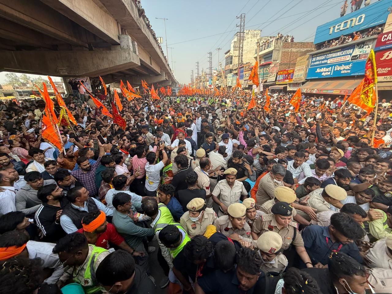 दीन-दुखियों, बिछड़ों - पिछड़ों को गले लगाते चल रहे बागेश्वर महाराज..