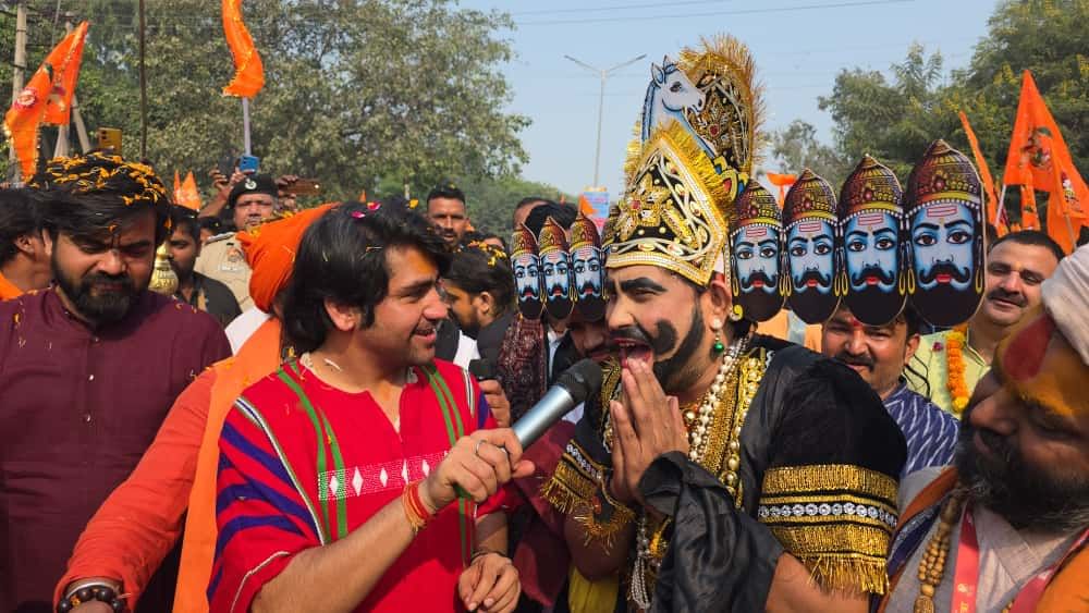 दीन-दुखियों, बिछड़ों - पिछड़ों को गले लगाते चल रहे बागेश्वर महाराज..