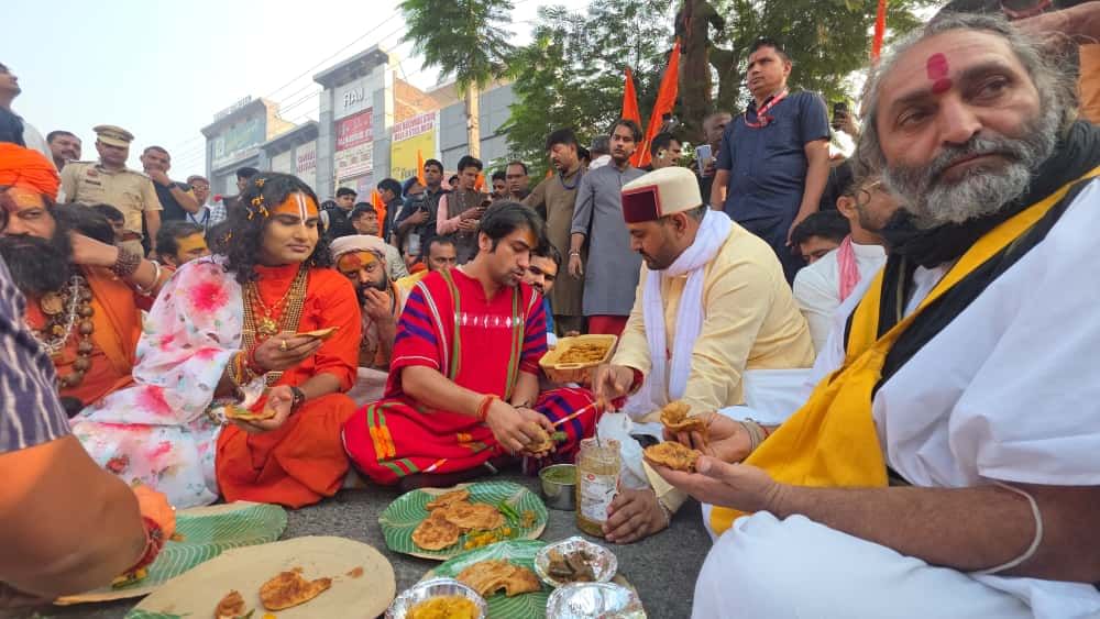 दीन-दुखियों, बिछड़ों - पिछड़ों को गले लगाते चल रहे बागेश्वर महाराज..