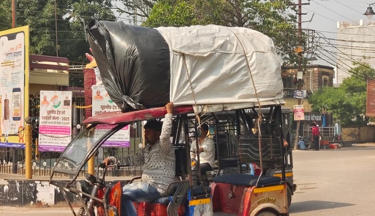 धर्मशाला चौराहे पर ई-रिक्शा पर लदा लोहे का फ्रेम। संवाद धर्मशाला चौराहे पर ई-रिक्शा पर लदा लोहे का फ्रेम। संवाद