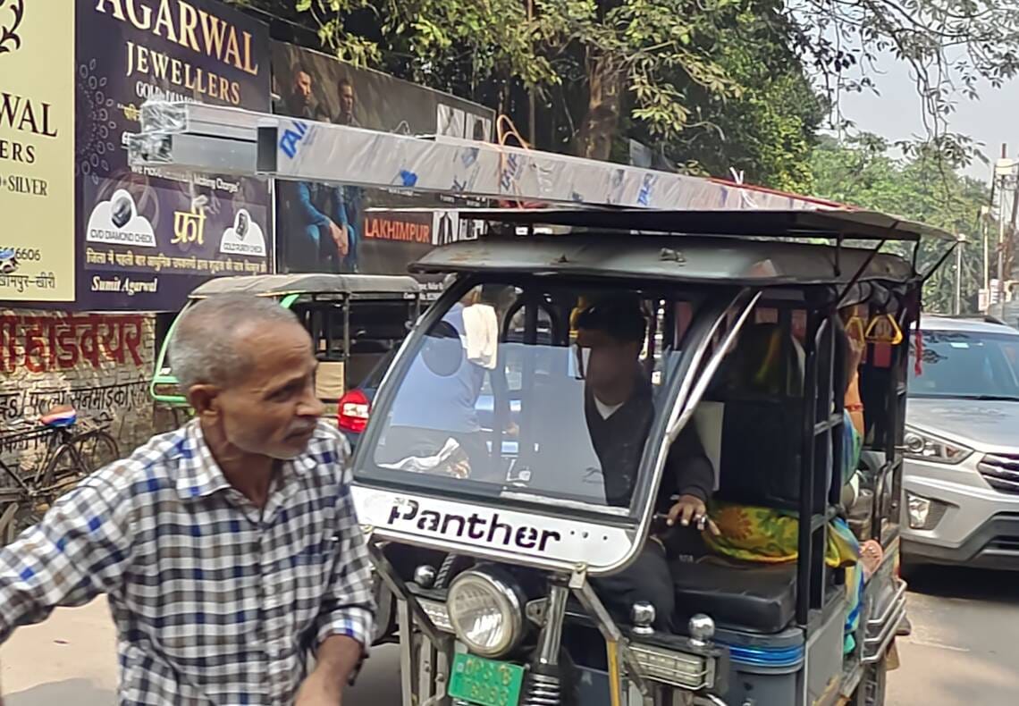 धर्मशाला चौराहे पर ई-रिक्शा पर लदा लोहे का फ्रेम। संवाद धर्मशाला चौराहे पर ई-रिक्शा पर लदा लोहे का फ्रेम। संवाद