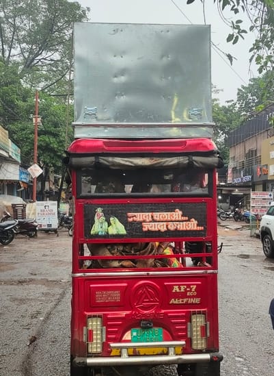 धर्मशाला चौराहे पर ई-रिक्शा पर लदा लोहे का फ्रेम। संवाद धर्मशाला चौराहे पर ई-रिक्शा पर लदा लोहे का फ्रेम। संवाद