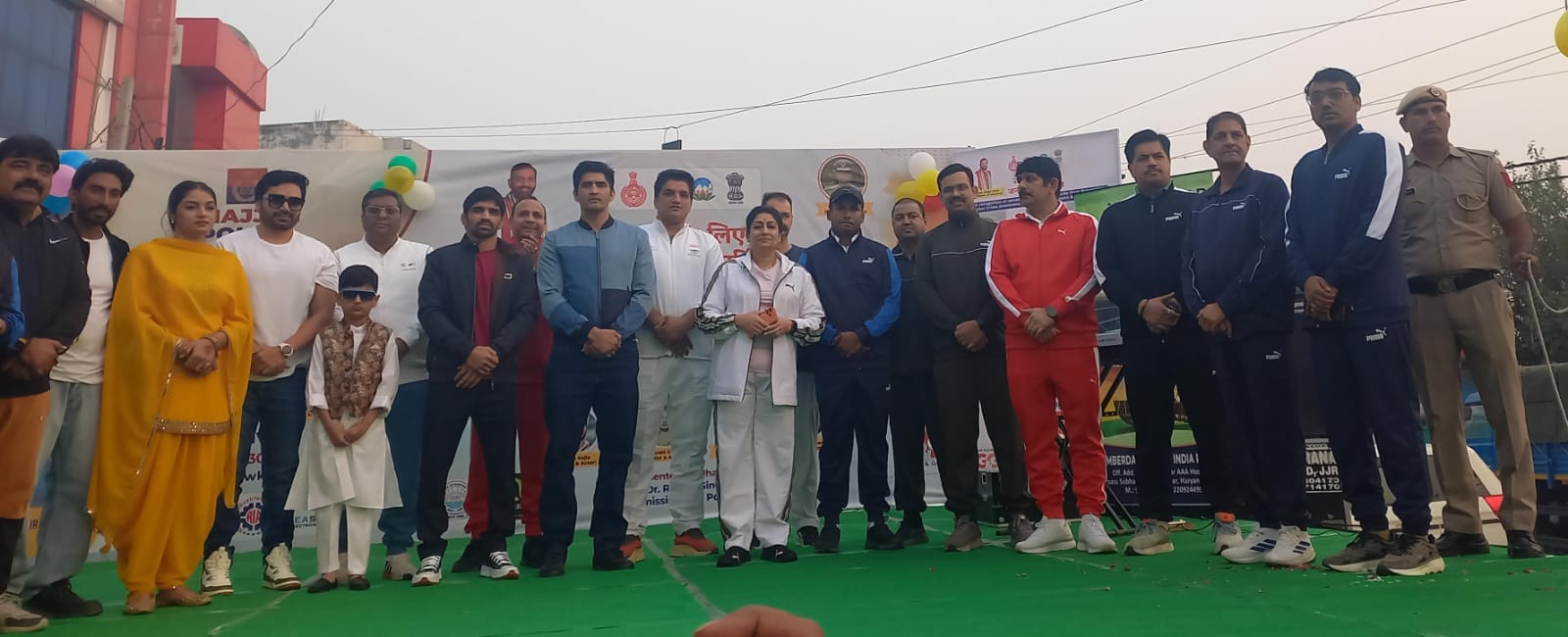 09jjrp04- पुलिस की तरफ से आंबेडकर चौक पर आयोजित आनंदपथ कार्यक्रम में मंच पर प्रस्तुति देते गायक 09jjrp04- पुलिस की तरफ से आंबेडकर चौक पर आयोजित आनंदपथ कार्यक्रम में मंच पर प्रस्तुति देते गायक