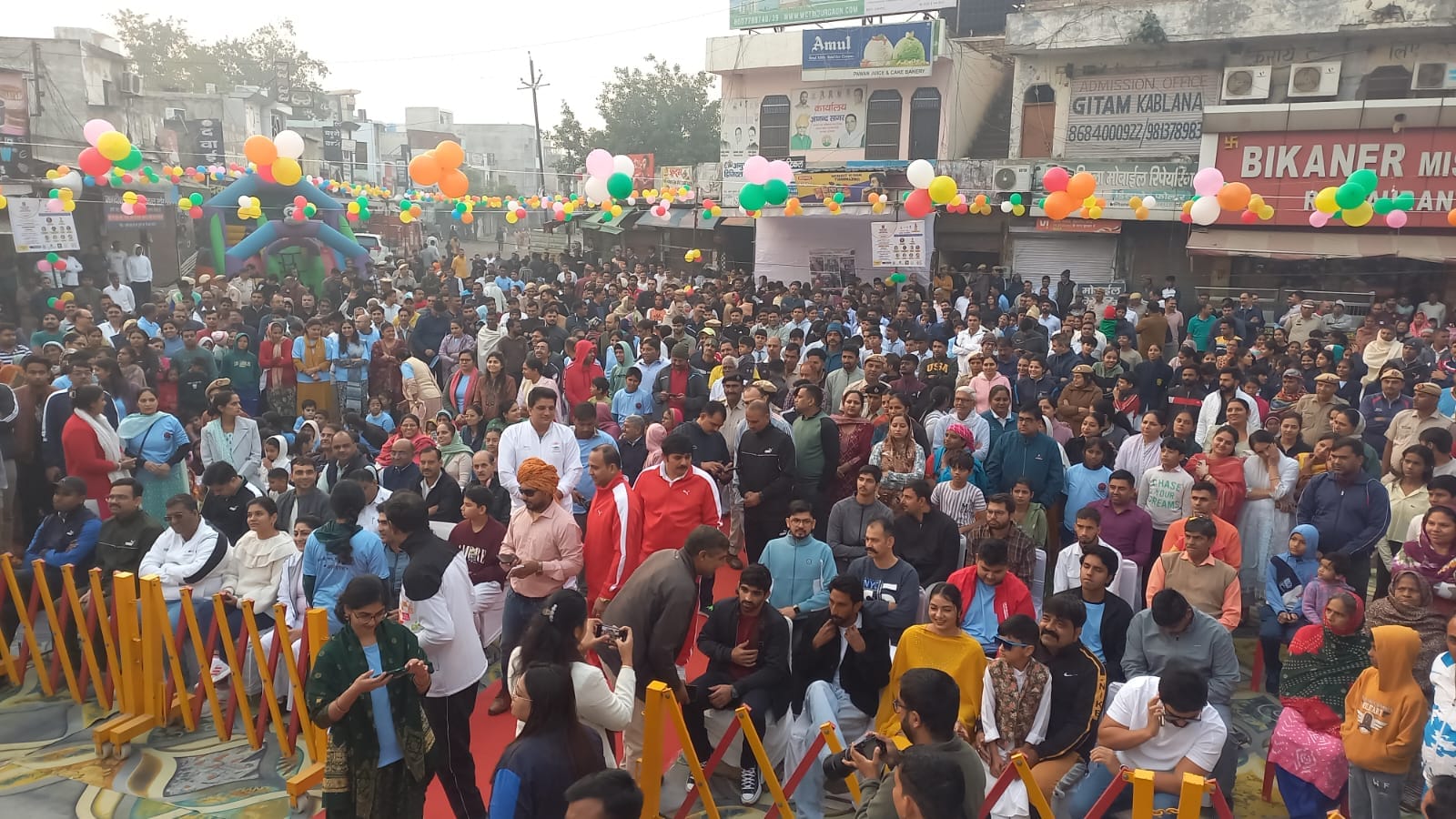 09jjrp04- पुलिस की तरफ से आंबेडकर चौक पर आयोजित आनंदपथ कार्यक्रम में मंच पर प्रस्तुति देते गायक 09jjrp04- पुलिस की तरफ से आंबेडकर चौक पर आयोजित आनंदपथ कार्यक्रम में मंच पर प्रस्तुति देते गायक