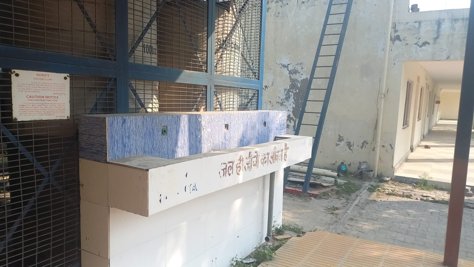 09jjrp08- रेलवे स्टेशन पर दिव्यांग शौचालय पर लटका ताला। संवाद 09jjrp08- रेलवे स्टेशन पर दिव्यांग शौचालय पर लटका ताला। संवाद