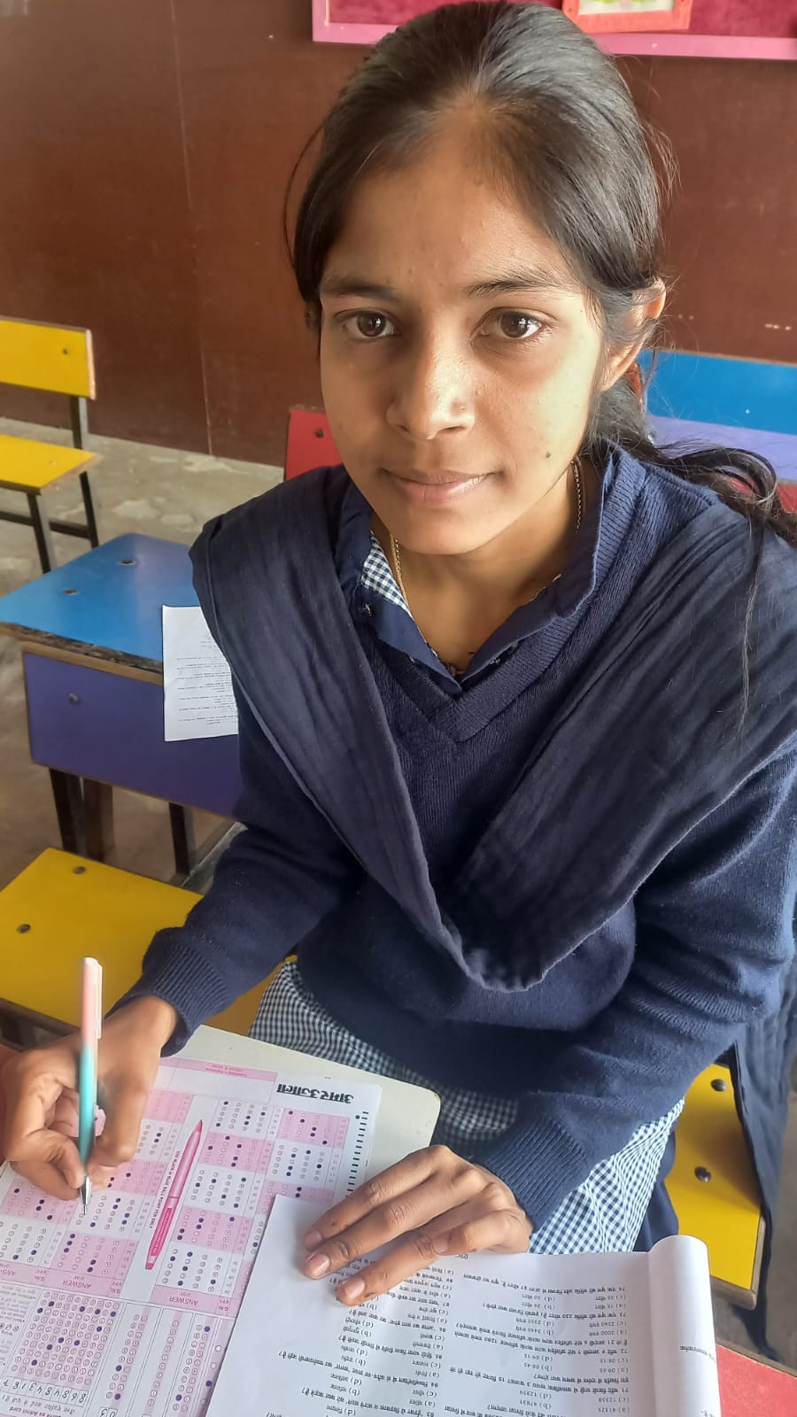 09jjrp12- वैदिक कन्या सीनियर सेकेंडरी स्कूल में अतुल महेश्वरी छात्रवृत्ति के लिए परीक्षा देते 