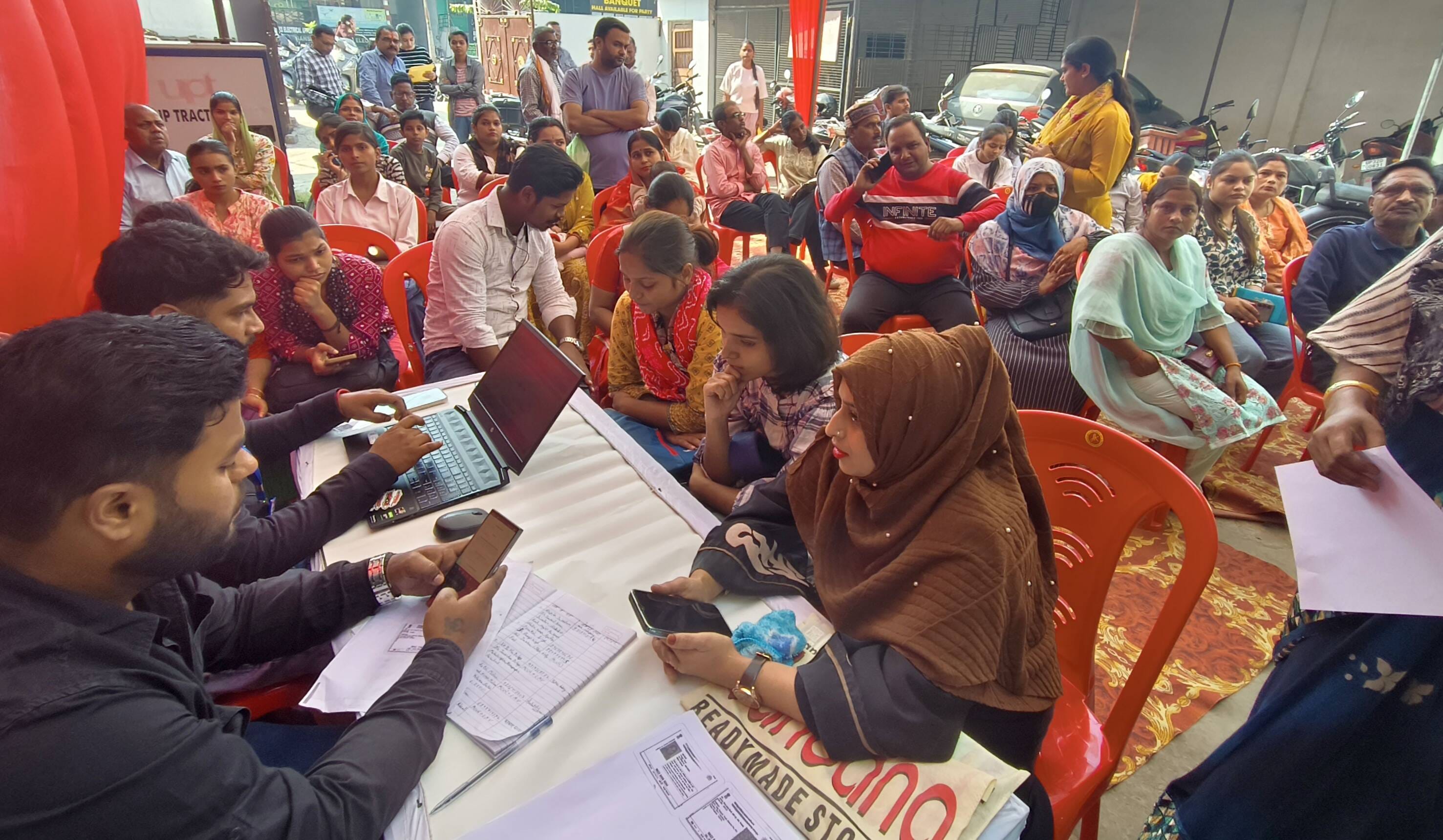 35-अमर उजाला कार्यालय कार्यालय में लगे लर्नर ड्राइविंग लाइसेंस शिविर में युवतियों और महिलाओं को