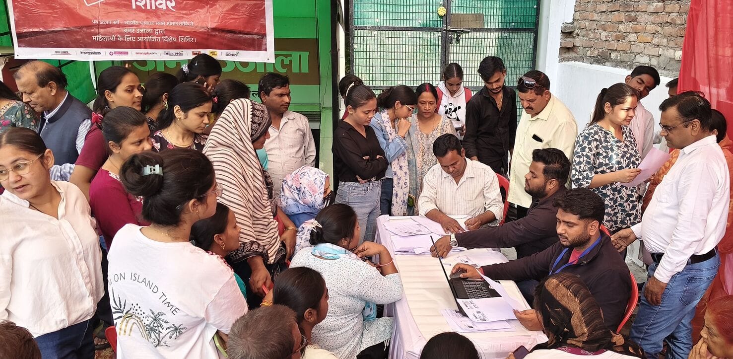 35-अमर उजाला कार्यालय कार्यालय में लगे लर्नर ड्राइविंग लाइसेंस शिविर में युवतियों और महिलाओं को
