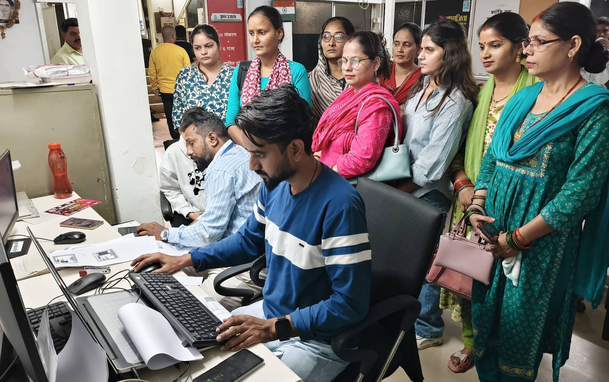 35-अमर उजाला कार्यालय कार्यालय में लगे लर्नर ड्राइविंग लाइसेंस शिविर में युवतियों और महिलाओं को