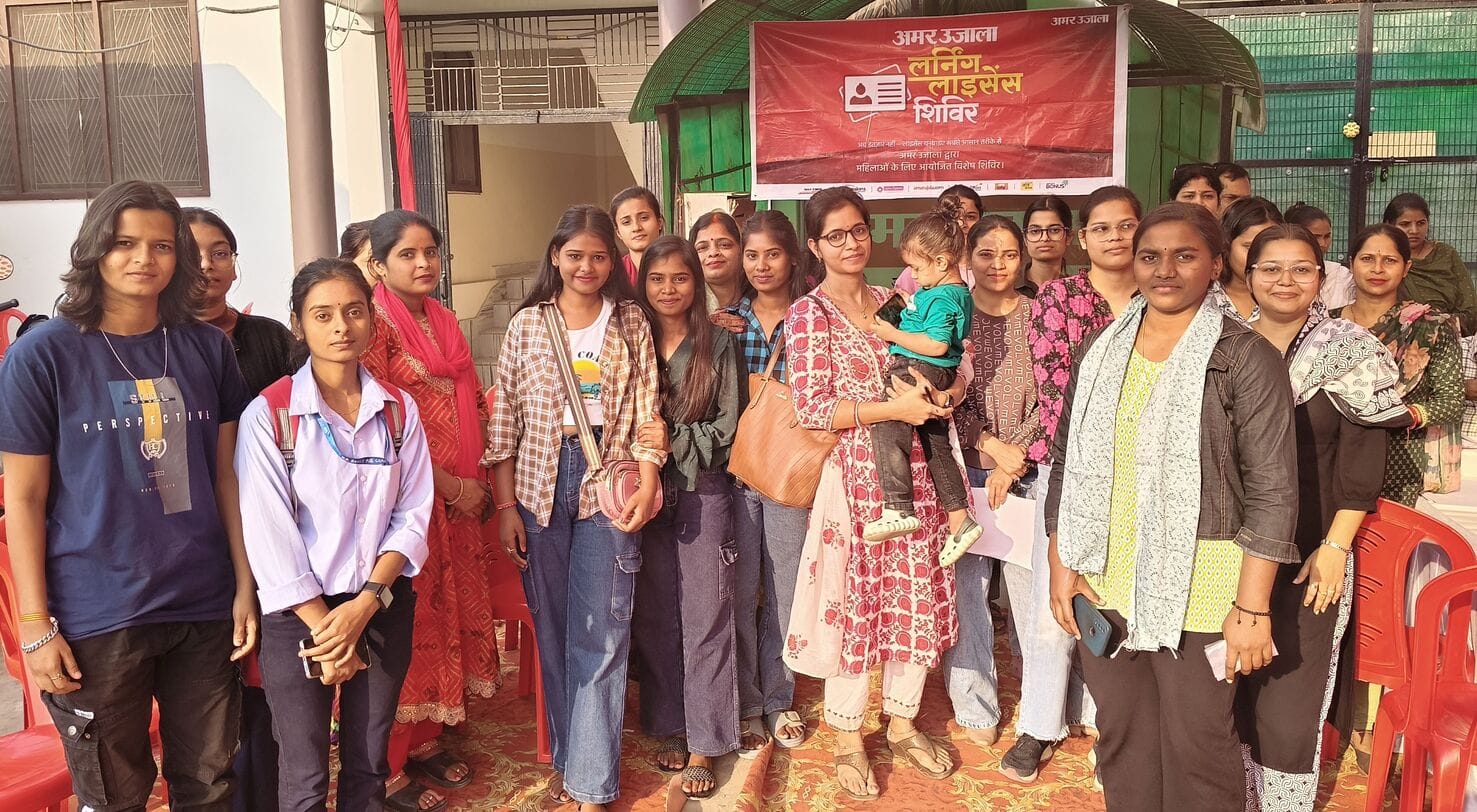 35-अमर उजाला कार्यालय कार्यालय में लगे लर्नर ड्राइविंग लाइसेंस शिविर में युवतियों और महिलाओं को