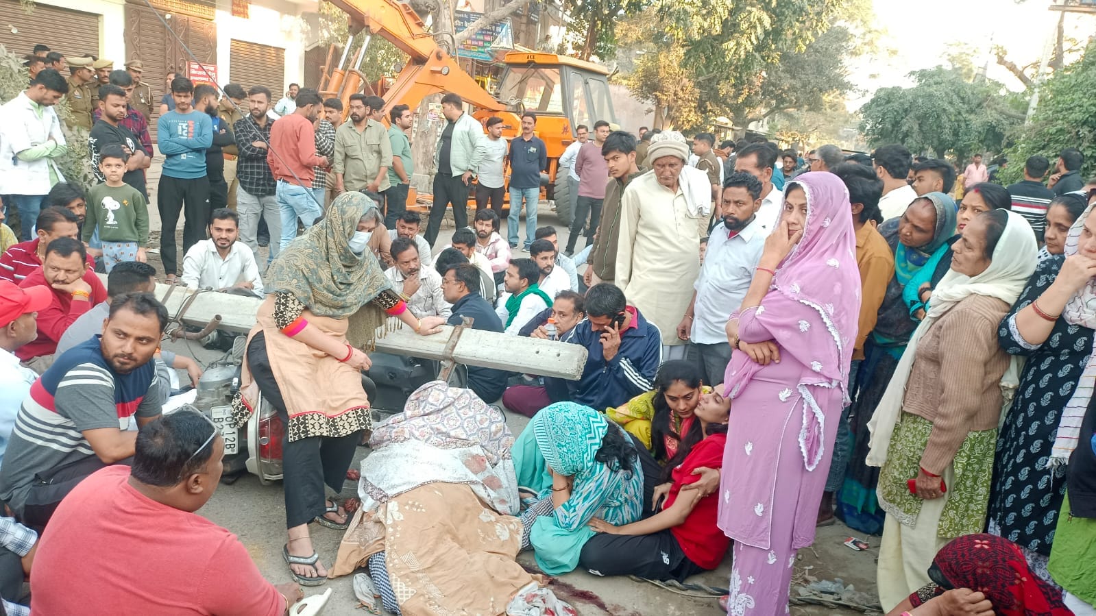 आदर्श कॉलोनी में हादसे के बाद रोते बिलखते परिजन व एकत्र भीड़। स्त्रोत संवाद आदर्श कॉलोनी में हादसे के बाद रोते बिलखते परिजन व एकत्र भीड़। स्त्रोत संवाद