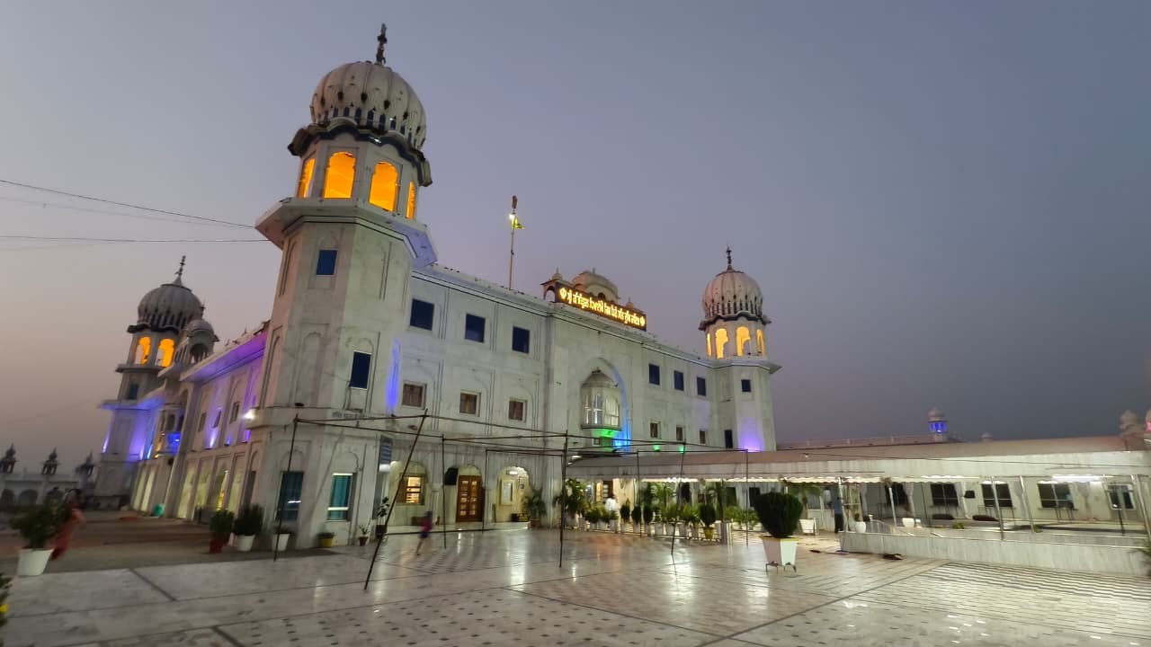 अंबाला के गुरुद्वारा श्री पंजोखरा साहिब में संगत को कीर्तन सुनाकर निहाल करते रागी सिंह। स्वयं अंबाला के गुरुद्वारा श्री पंजोखरा साहिब में संगत को कीर्तन सुनाकर निहाल करते रागी सिंह। स्वयं