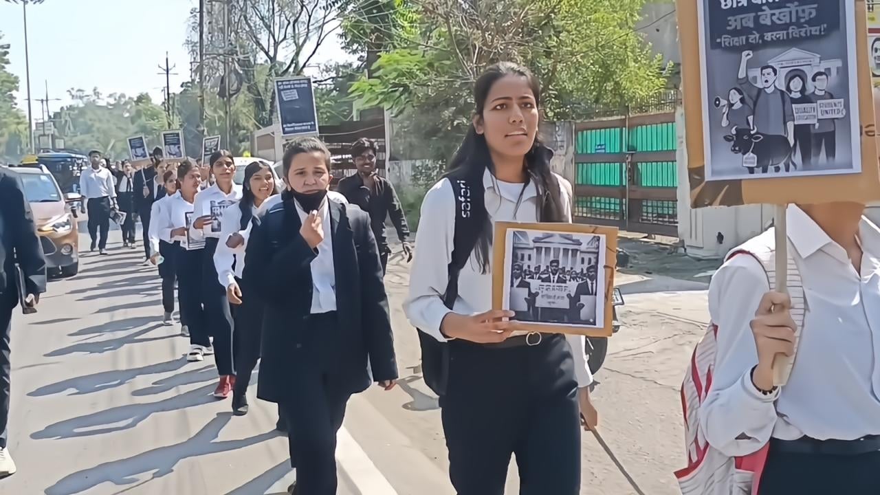 ऐसे हुआ प्रदर्शन ऐसे हुआ प्रदर्शन