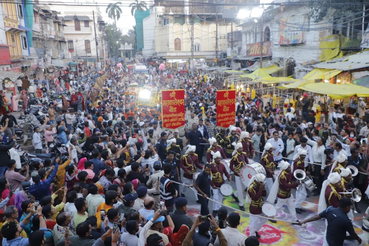 ऐसे धूमधाम से निकली बाबा महाकाल की सवारी ऐसे धूमधाम से निकली बाबा महाकाल की सवारी