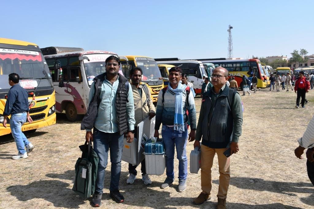 अंता विधानसभा उपचुनाव-2025 के लिए मतदान दल प्रशिक्षण के बाद मतदान केंद्रों के लिए रवाना हुए।