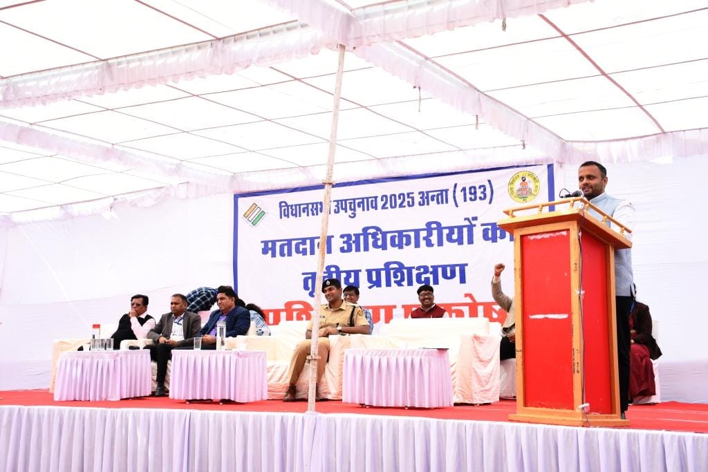 अंता विधानसभा उपचुनाव-2025 के लिए मतदान दल प्रशिक्षण के बाद मतदान केंद्रों के लिए रवाना हुए।