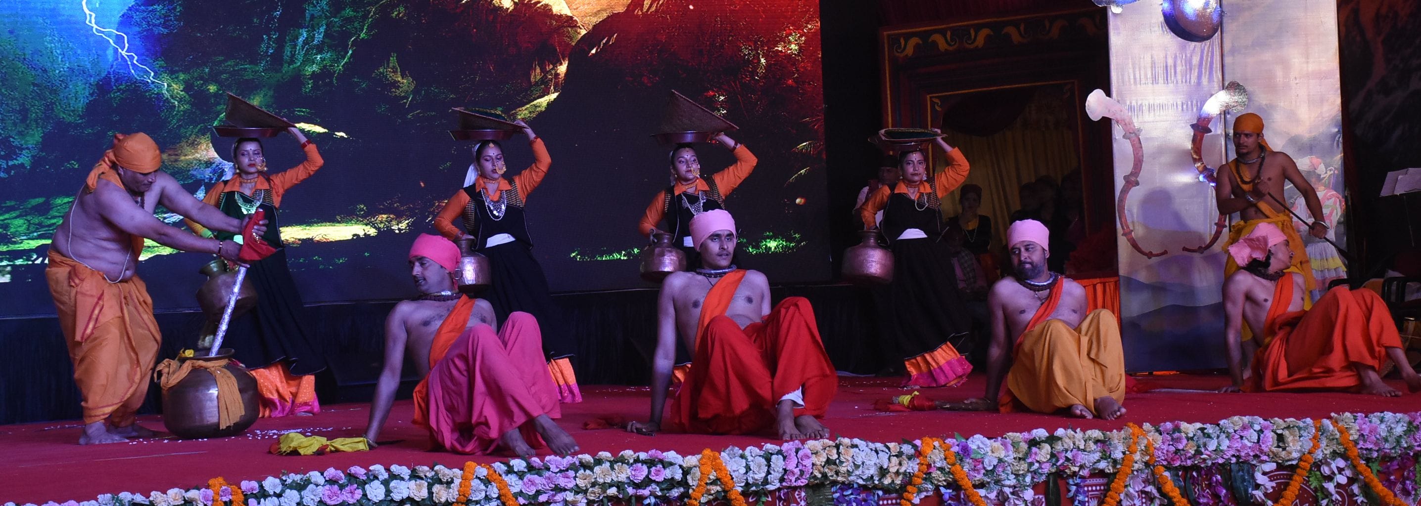 अवध के आंगन में उतरी पर्वतीय संस्कृति की बहार