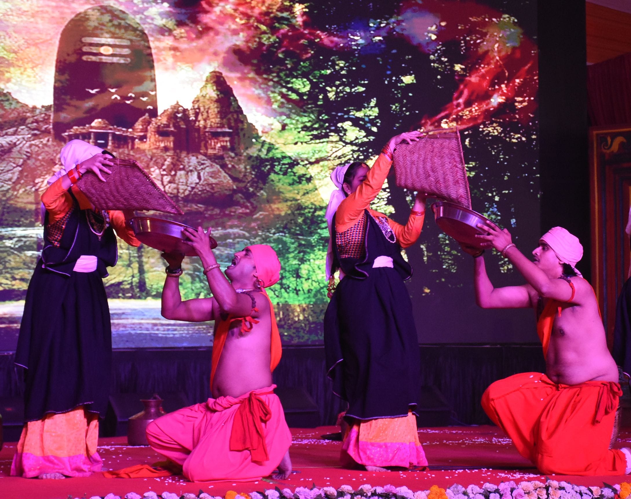 अवध के आंगन में उतरी पर्वतीय संस्कृति की बहार