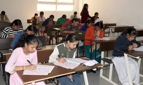 बिजनौर में विवेक यूनिवर्सिटी के कैंपस में अमर उजाला की अतुल माहेश्वरी छात्रवृत्ति परीक्षा देकर बिजनौर में विवेक यूनिवर्सिटी के कैंपस में अमर उजाला की अतुल माहेश्वरी छात्रवृत्ति परीक्षा देकर