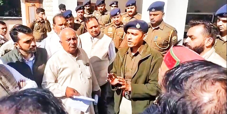 बुजुर्ग व्यक्ति पर कालिख पोतने के मालमे में एसडीएम देहरा को ज्ञापन सौंपते लोग। -स्रोत : जागरूक बुजुर्ग व्यक्ति पर कालिख पोतने के मालमे में एसडीएम देहरा को ज्ञापन सौंपते लोग। -स्रोत : जागरूक