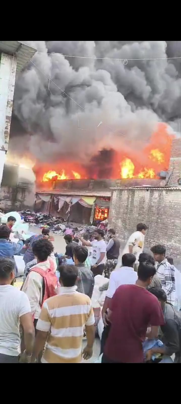 बरसत रोड पर फैक्टरी में लगी आग से निकाला गया सामान। सोशल मीडिया बरसत रोड पर फैक्टरी में लगी आग से निकाला गया सामान। सोशल मीडिया
