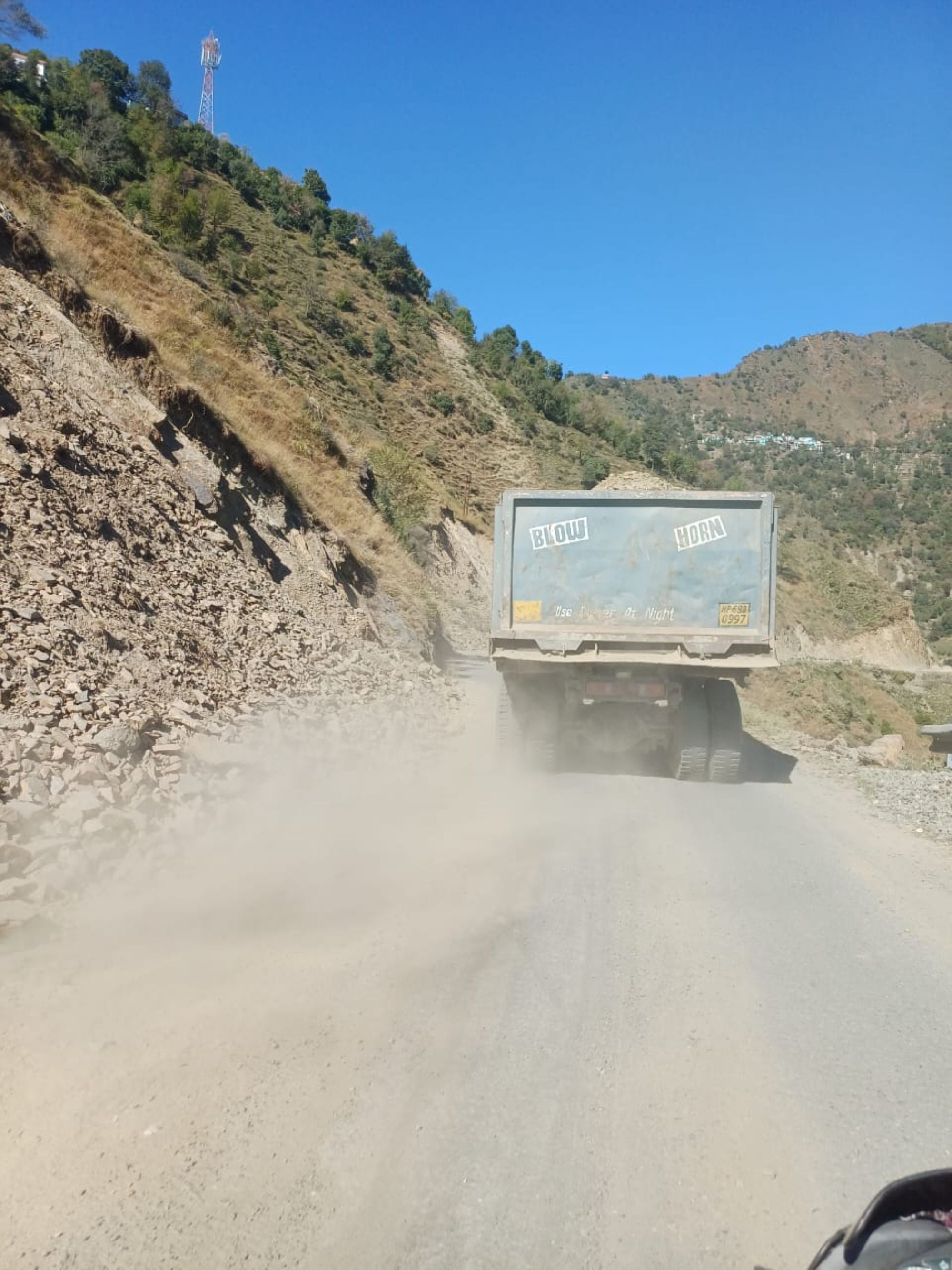 चंबा चौगान में क्रिकेट प्रतियोगिता के दौरान रन लेने के लिए भागते खिलाड़ी।संवाद चंबा चौगान में क्रिकेट प्रतियोगिता के दौरान रन लेने के लिए भागते खिलाड़ी।संवाद