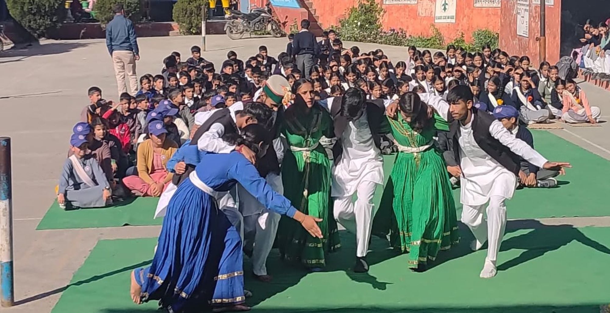 चंबा चौगान में क्रिकेट प्रतियोगिता के दौरान रन लेने के लिए भागते खिलाड़ी।संवाद चंबा चौगान में क्रिकेट प्रतियोगिता के दौरान रन लेने के लिए भागते खिलाड़ी।संवाद