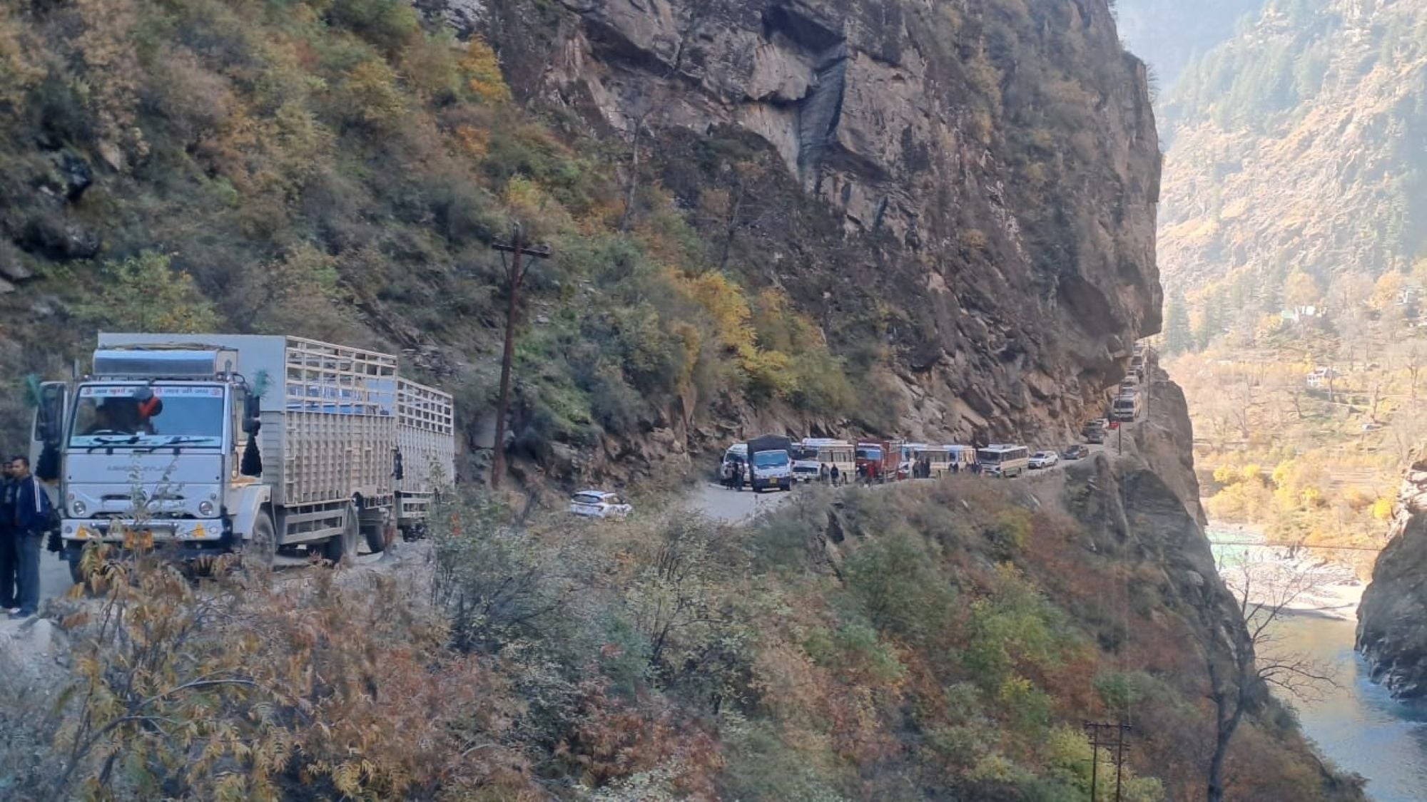 चंबा चौगान में क्रिकेट प्रतियोगिता के दौरान रन लेने के लिए भागते खिलाड़ी।संवाद चंबा चौगान में क्रिकेट प्रतियोगिता के दौरान रन लेने के लिए भागते खिलाड़ी।संवाद