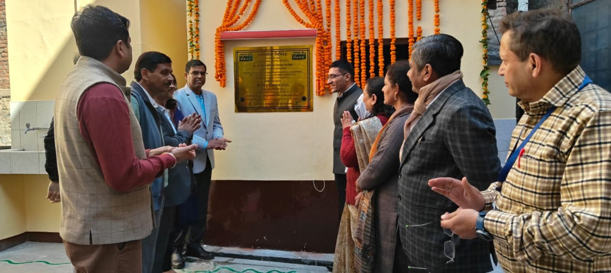 चंबा चौगान में क्रिकेट प्रतियोगिता के दौरान रन लेने के लिए भागते खिलाड़ी।संवाद चंबा चौगान में क्रिकेट प्रतियोगिता के दौरान रन लेने के लिए भागते खिलाड़ी।संवाद